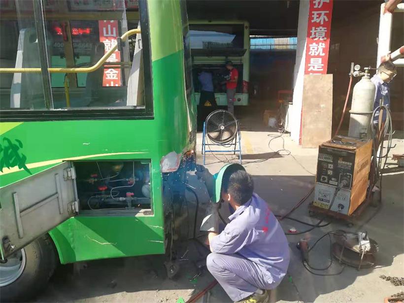 鈑金工，修復車身.jpg